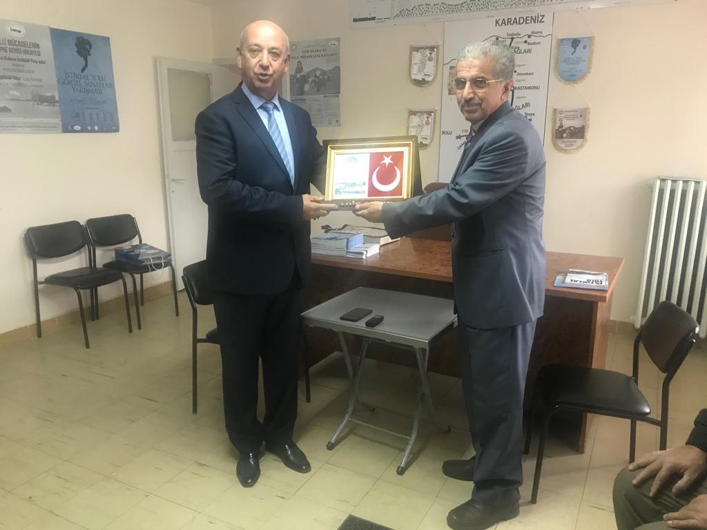 Ilgaz Belediye Başkanı,  Dernek Başkanımıza plaket verdi 